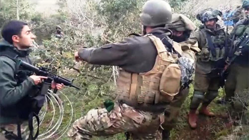 Soldado libanés apunta con su arma a militares israelíes Soldado libanés obliga a militares israelíes a retirarse a “punta de fusil”